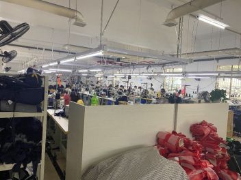 探秘湖北国派服装制造 匠心工艺与产业升级之路